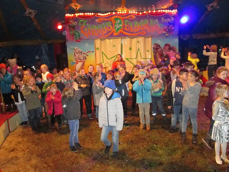 Alle Mitwirkenden in der Manege