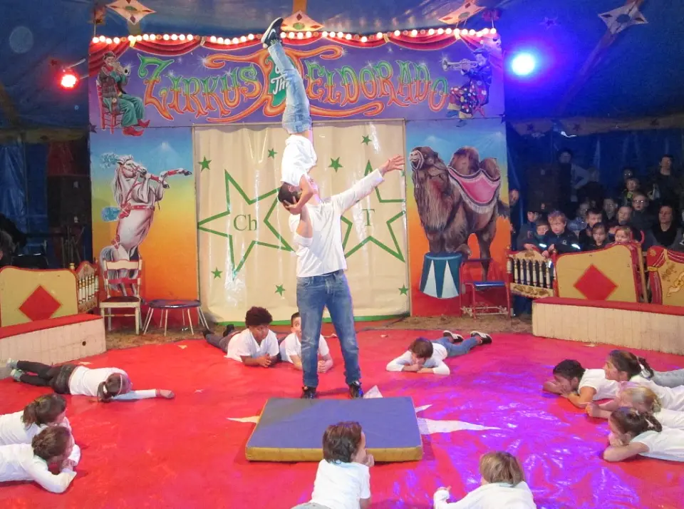 Akrobatischer Kopfstand