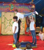 Akrobatische Dreiergruppe