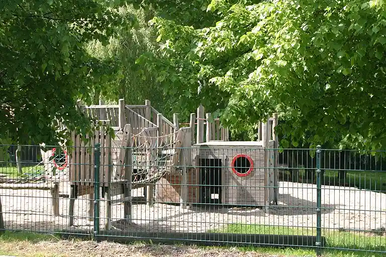 Kletterger&uuml;st im Au&szlig;enbereich vom Kindergarten Seehausen